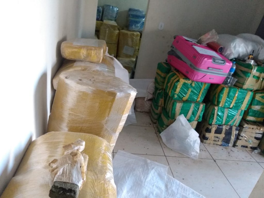 10 toneladas de maconha é apreendida em quintal de casa em Ponta Porã 10 toneladas de maconha é apreendida em quintal de casa em Ponta Porã