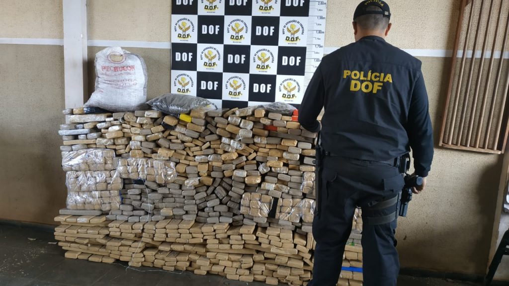 Veículos carregados com 631 quilos de maconha foram apreendidos pelo DOF Veículos carregados com 631 quilos de maconha foram apreendidos pelo DOF