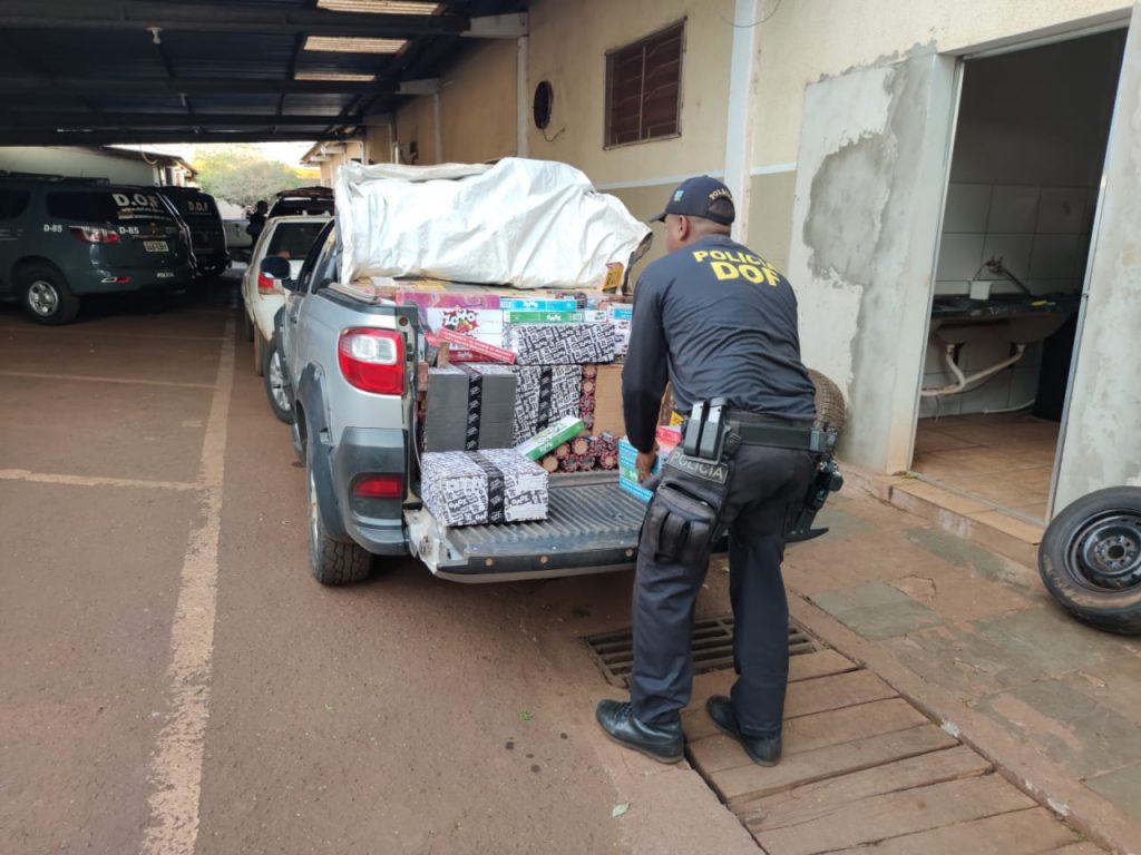 Fiat Strada carregada com produtos contrabandeados foi apreendida Fiat Strada carregada com produtos contrabandeados foi apreendida