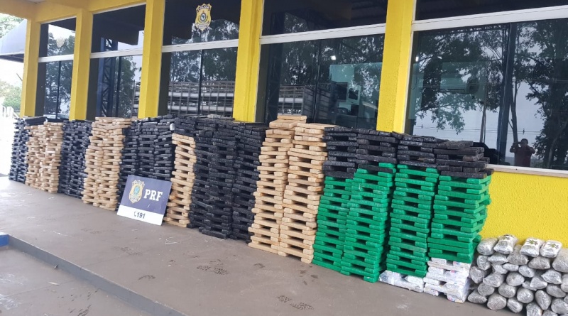 Vídeo: PRF apreende 1,2 tonelada de maconha e 21,8 kg de skunk em caminhão de mudança Vídeo: PRF apreende 1,2 tonelada de maconha e 21,8 kg de skunk em caminhão de mudança
