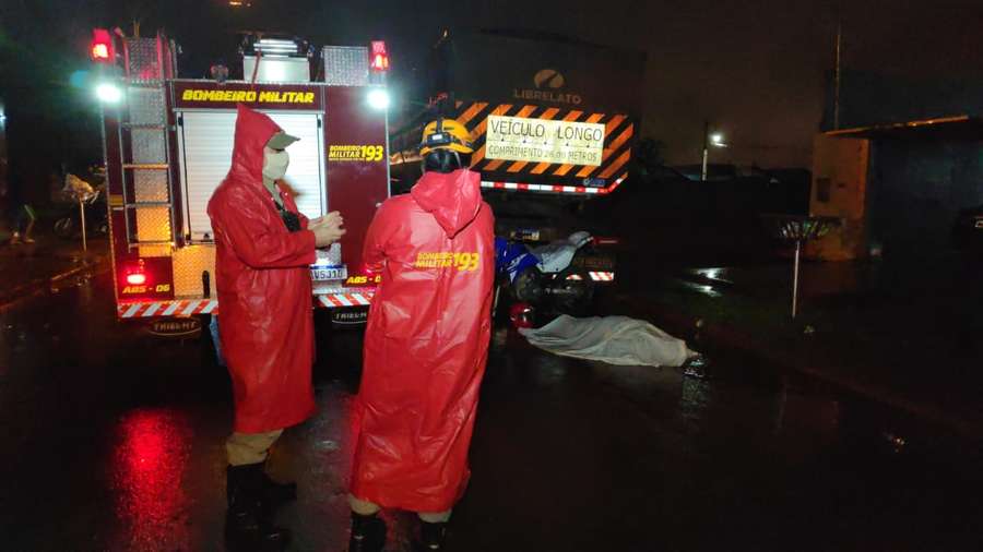 Homem morre após bater motocicleta na traseira de caminhão estacionado Homem morre após bater motocicleta na traseira de caminhão estacionado