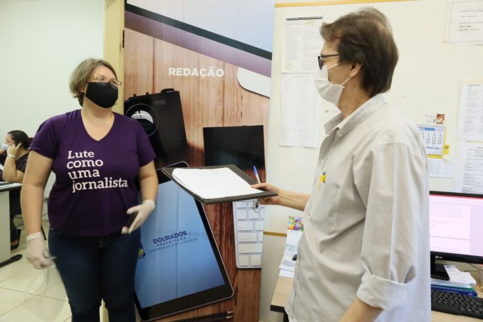 Atual e futuro presidentes, Karine Segatto e João Carlos Torraca, durante votação na redação da Assecom