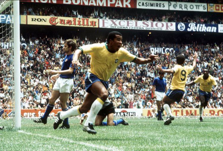 Há 50 anos, o Brasil encantava o mundo ao faturar o tricampeonato Há 50 anos, o Brasil encantava o mundo ao faturar o tricampeonato