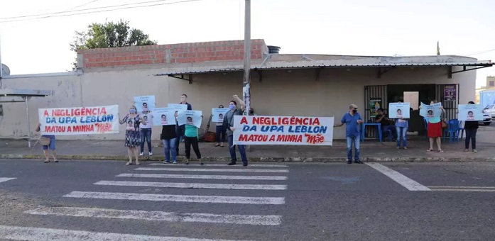Família faz protesto em UPA onde idosa morreu após 5 horas de espera por vaga