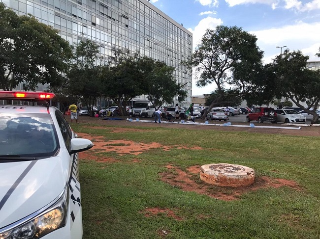 MPF pede que PF investigue protesto que lançou fogos contra prédio do STF MPF pede que PF investigue protesto que lançou fogos contra prédio do STF