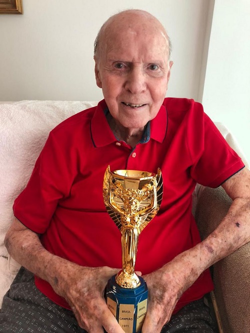 Há 50 anos, o Brasil encantava o mundo ao faturar o tricampeonato Há 50 anos, o Brasil encantava o mundo ao faturar o tricampeonato