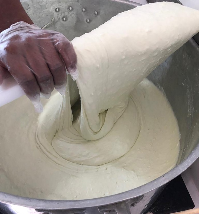 Modo de produção artesanal do Queijo do Marajó considerado único no mundo