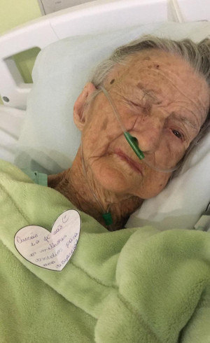 Idosa de 98 anos consegue se curar da covid-19 e recebe alta Idosa de 98 anos consegue se curar da covid-19 e recebe alta