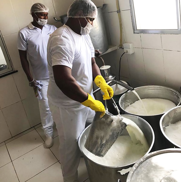 Modo de produção artesanal do Queijo do Marajó considerado único no mundo