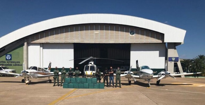 Cinco são presos em aeronave com R$ 10 milhões em cocaína Cinco são presos em aeronave com R$ 10 milhões em cocaína