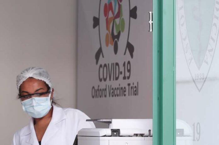 © Reuters/Amanda Perobelli Funcionária de laboratório da Unifesp, que coordena teste com vacina de Oxford no Brasil