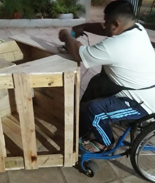 Tras quedar en silla de ruedas, aprendió a hacer casitas para perros y las vende por internet Tras quedar en silla de ruedas, aprendió a hacer casitas para perros y las vende por internet