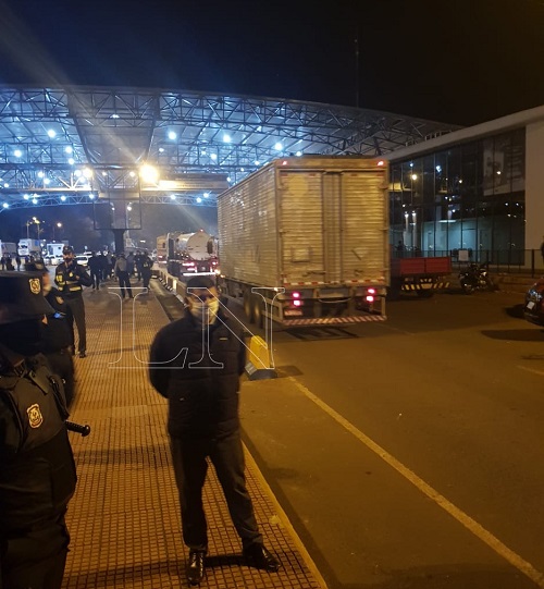 CDE: manifestantes cierran frontera, repudian corrupción y exigen reapertura CDE: manifestantes cierran frontera, repudian corrupción y exigen reapertura