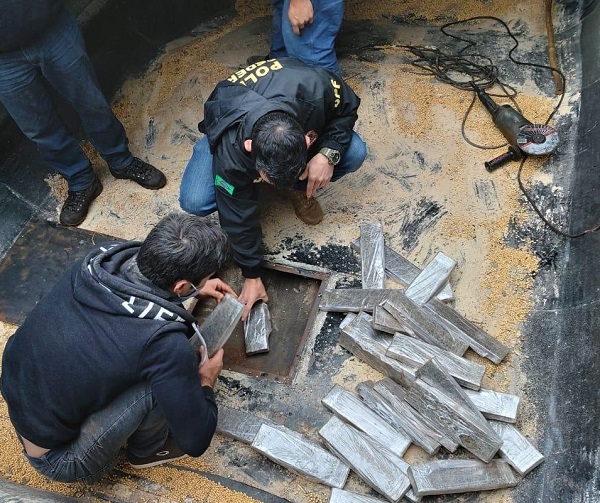 PF apreende carreta com 221 kg de maconha PF apreende carreta com 221 kg de maconha