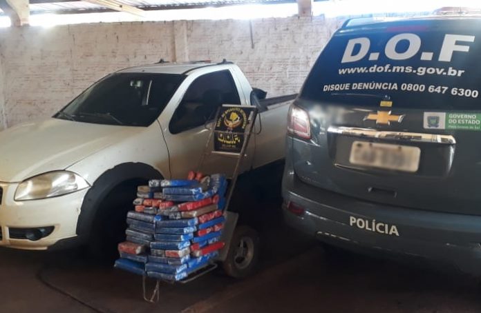 Fiat Strada no guincho com 78,5k maconha