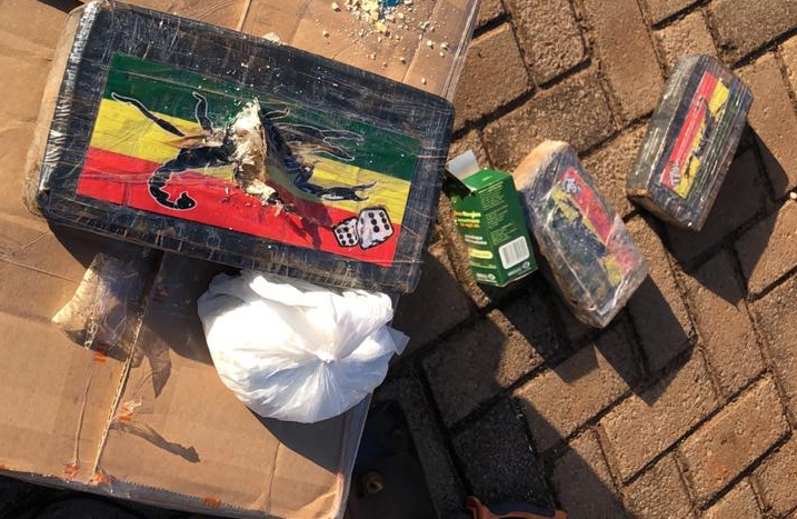 Carro é apreendido com contrabando e pasta cocaína em Ponta Porã Carro é apreendido com contrabando e pasta cocaína em Ponta Porã