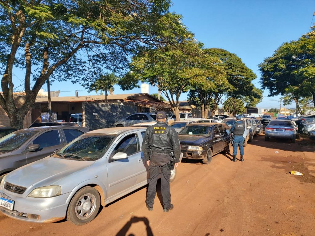 Comboio de 20 carros com contrabando é apreendido pelo DOF Comboio de 20 carros com contrabando é apreendido pelo DOF