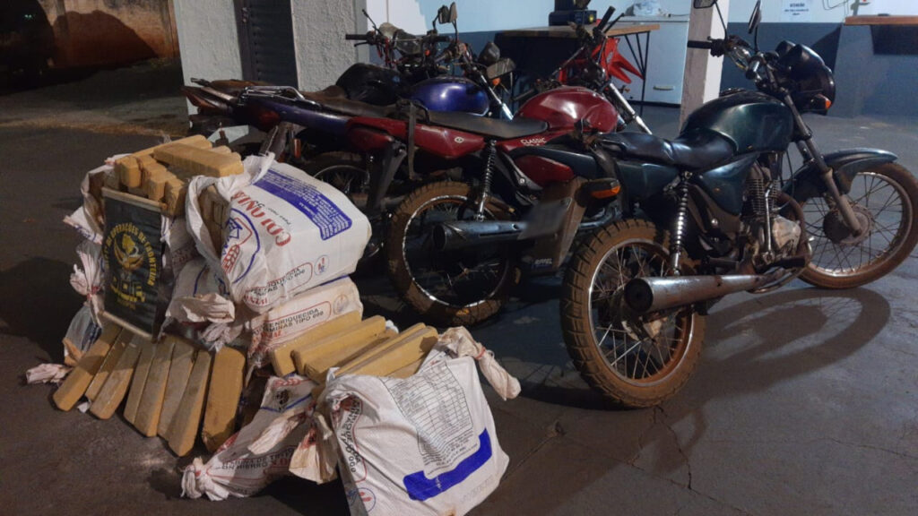 Três motocicletas carregadas de maconha são apreendidas Três motocicletas carregadas de maconha são apreendidas