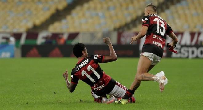 Outra taça! Flamengo vence o Fluminense e é bicampeão carioca Outra taça! Flamengo vence o Fluminense e é bicampeão carioca