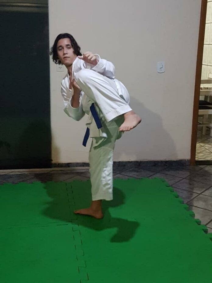 Carateca Enzo Bassi durante os treinos online da CBK