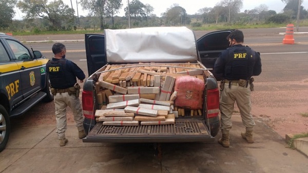 PRF apreende 1,3 tonelada de maconha e skunk PRF apreende 1,3 tonelada de maconha e skunk