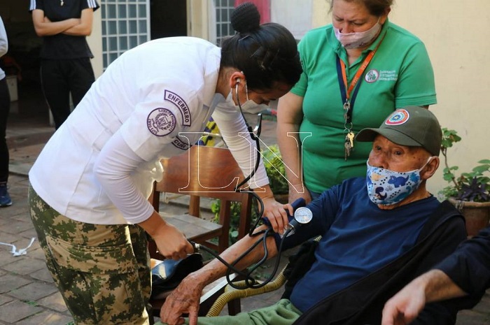 Excombatiente gana batalla a los 102 años y recupera su hogar: “El desalojo pudo ser evitado”