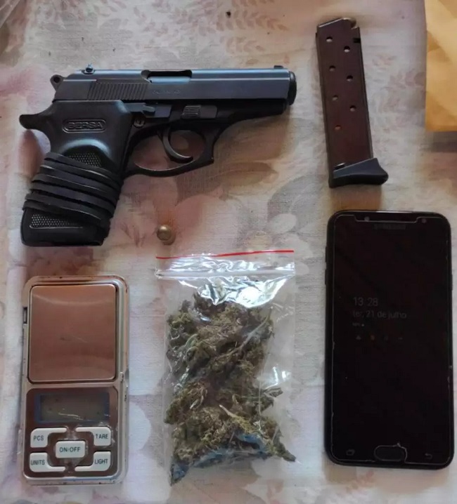 Polícia desarticula quadrilha que traficava maconha em sacos de carvão Polícia desarticula quadrilha que traficava maconha em sacos de carvão