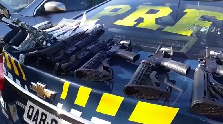 Vídeo: PRF apreende três fuzis e três pistolas 9mm e prende homem Vídeo: PRF apreende três fuzis e três pistolas 9mm e prende homem