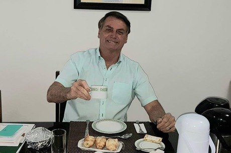 'Estou bem, viverei por muito tempo', diz presidente Bolsonaro