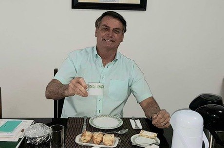 'Estou bem, viverei por muito tempo', diz presidente Bolsonaro 'Estou bem, viverei por muito tempo', diz presidente Bolsonaro