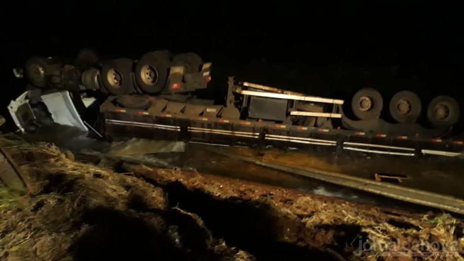 Casal em picape morre na hora após batida frontal com carreta na BR-267 Casal em picape morre na hora após batida frontal com carreta na BR-267