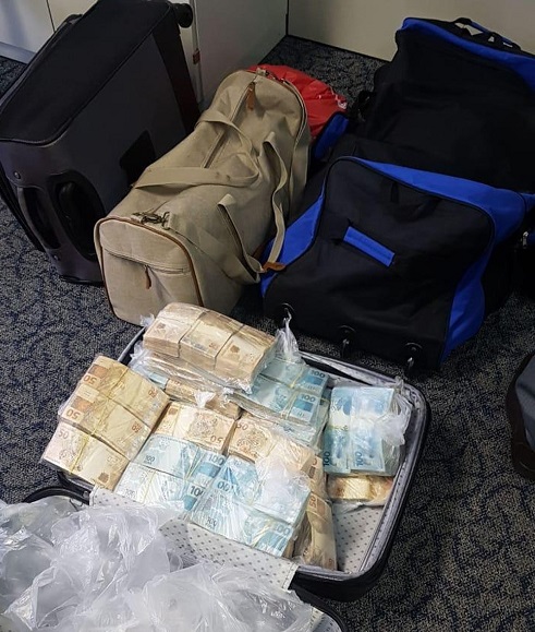 MP acha milhões de reais em dinheiro em casa do ex-secretário de Saúde do RJ Edmar Santos