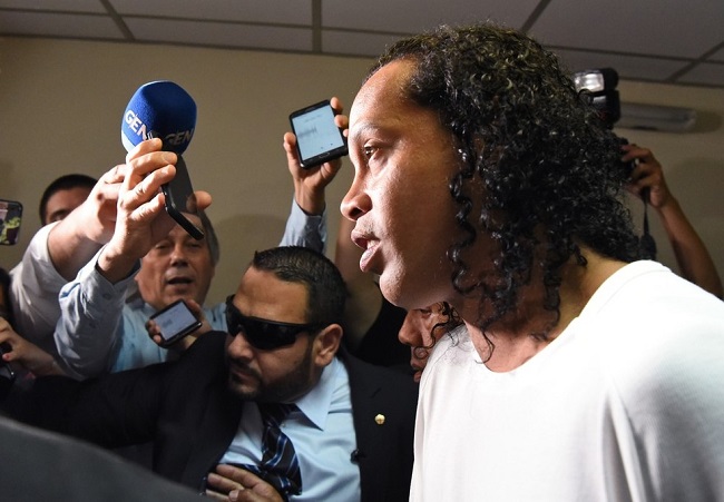 Ronaldinho Gaúcho e o irmão, Roberto de Assis, são soltos pela Justiça do Paraguai e podem retornar ao Brasil