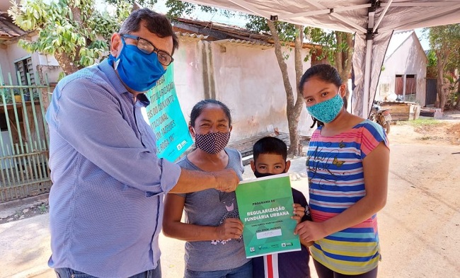 Famílias de Bonito recebem título de propriedade de imóvel e saem da irregularidade Famílias de Bonito recebem título de propriedade de imóvel e saem da irregularidade