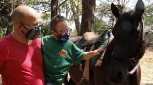 Retomada da equoterapia é símbolo de esperança para famílias de praticantes Retomada da equoterapia é símbolo de esperança para famílias de praticantes