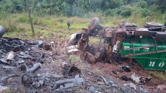 Em Ponta Porã, acidente entre duas carretas deixa dois mortos Em Ponta Porã, acidente entre duas carretas deixa dois mortos