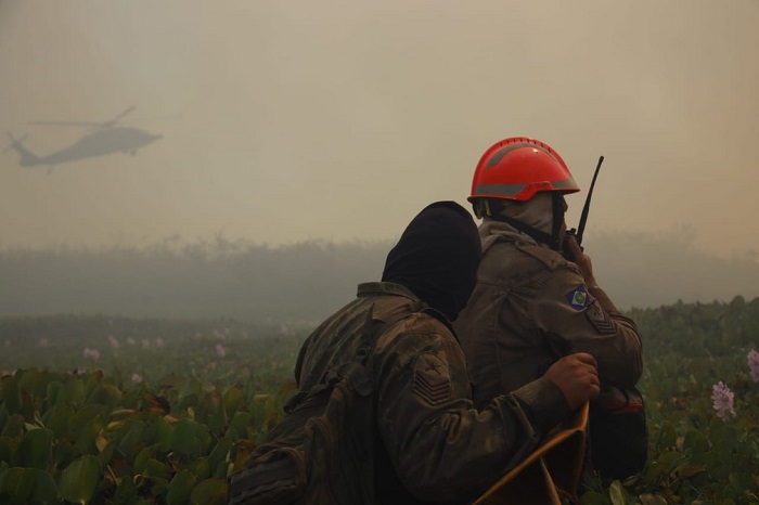 Militares ficam encurralados pelas chamas durante incêndio no Pantanal de MT e são resgatados por avião Militares ficam encurralados pelas chamas durante incêndio no Pantanal de MT e são resgatados por avião
