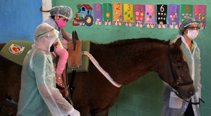 Retomada da equoterapia é símbolo de esperança para famílias de praticantes Retomada da equoterapia é símbolo de esperança para famílias de praticantes