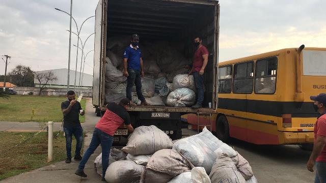Rotary Guarani faz entrega de 8 toneladas de roupas ao FAC em Ponta Porã Rotary Guarani faz entrega de 8 toneladas de roupas ao FAC em Ponta Porã