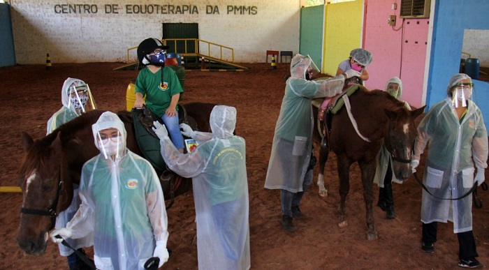 Retomada da equoterapia é símbolo de esperança para famílias de praticantes Retomada da equoterapia é símbolo de esperança para famílias de praticantes