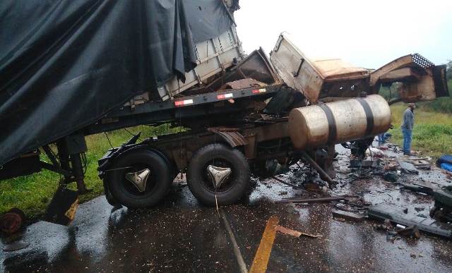 Em Ponta Porã, acidente entre duas carretas deixa dois mortos Em Ponta Porã, acidente entre duas carretas deixa dois mortos