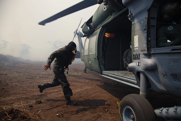 Militares ficam encurralados pelas chamas durante incêndio no Pantanal de MT e são resgatados por avião Militares ficam encurralados pelas chamas durante incêndio no Pantanal de MT e são resgatados por avião