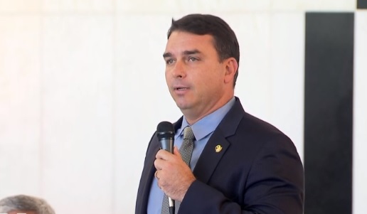 Flávio Bolsonaro faz críticas à Lava Jato e defende Augusto Aras Flávio Bolsonaro faz críticas à Lava Jato e defende Augusto Aras