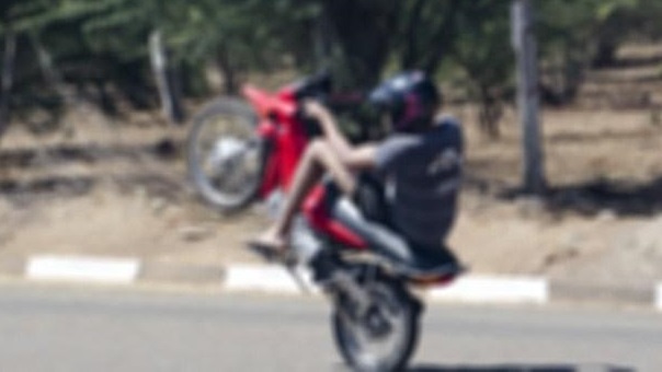 Em Antônio João, policia prende motociclista praticando direção perigosa Em Antônio João, policia prende motociclista praticando direção perigosa
