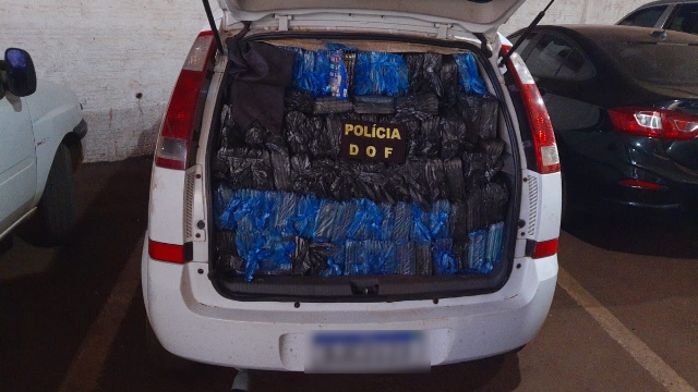 Comboio de 15 carros é apreendido com mercadoria avaliada em 2 milhões Comboio de 15 carros é apreendido com mercadoria avaliada em 2 milhões