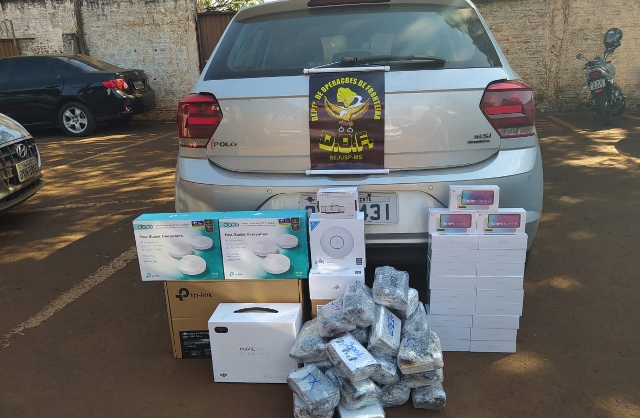 Comboio de 15 carros é apreendido com mercadoria avaliada em 2 milhões Comboio de 15 carros é apreendido com mercadoria avaliada em 2 milhões