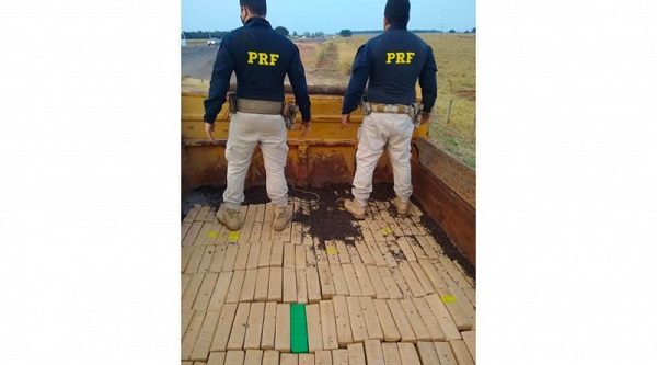 PRF apreende 1,9 tonelada de maconha em caminhão caçamba