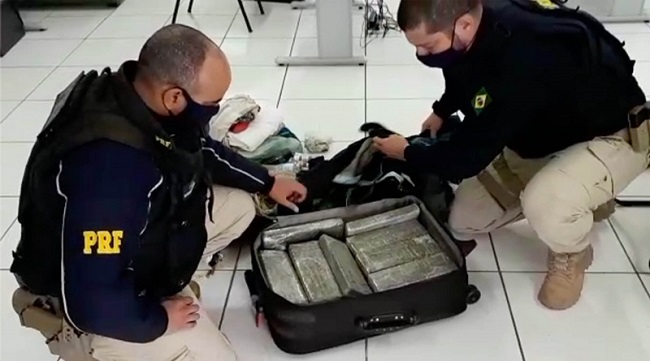 PRF apreende maconha, haxixe, munições com prende dupla que saiu de Tacuru