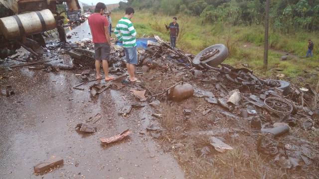 Em Ponta Porã, acidente entre duas carretas deixa dois mortos Em Ponta Porã, acidente entre duas carretas deixa dois mortos