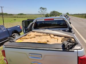 PMA de MS e PMA do Paraná prendem traficante e apreendem duas camionetes com 2.159,5 kg de drogas